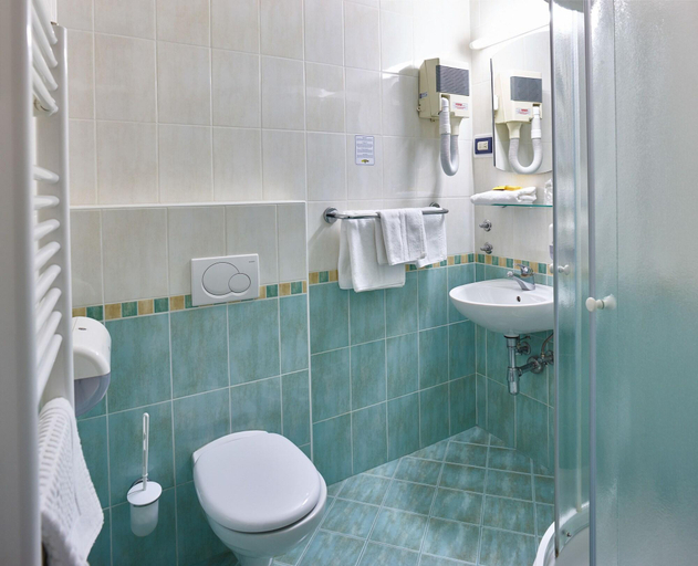 Bathroom 5, Hotel Mrak, Ljubljana