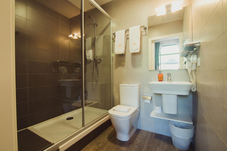 Bathroom 4, Hostal Live Barcelona, Barcelona