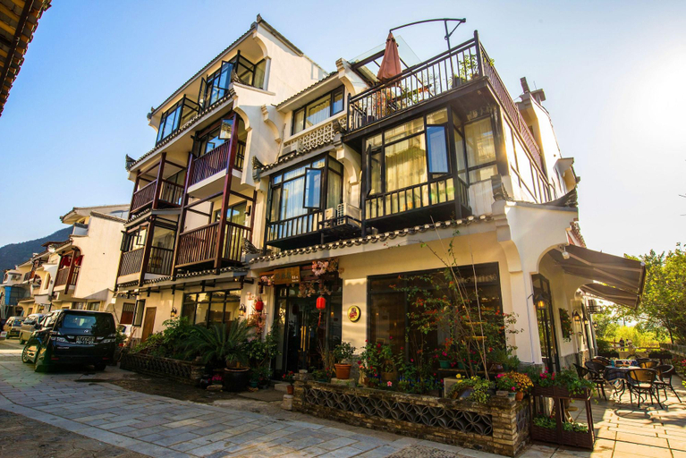 Exterior & Views