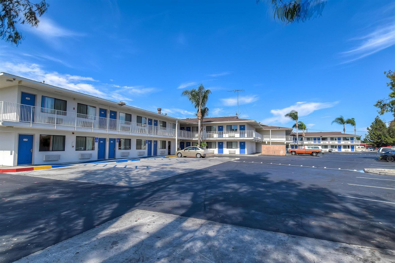 Sport & Beauty 1, Motel 6 Stanton, Orange