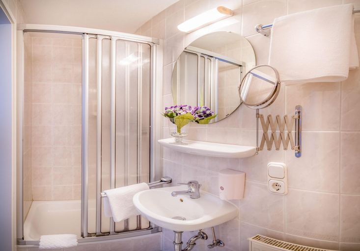 Bathroom 4, Hotel Restaurant Kalenborner Höhe, Ahrweiler