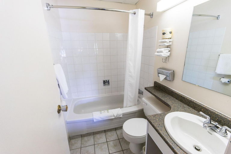 Bathroom 4, Superlodge Canada Lethbridge, Division No. 2