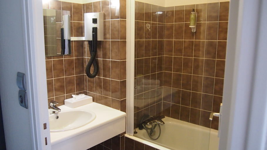 Bathroom 4, Comfort Hotel Rosporden Concarneau, Finistère