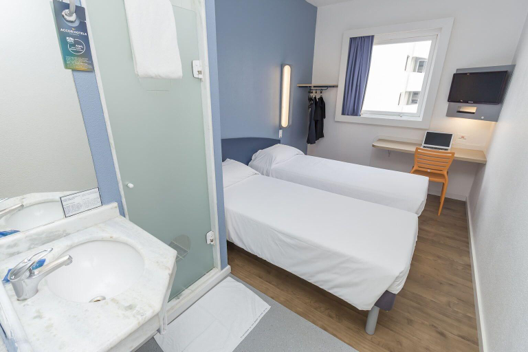 Bathroom 4, ibis budget Curitiba Centro, Curitiba