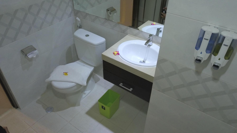 Bathroom 4, Grand Madani Hotel By Prasanthi Syariah, Lombok