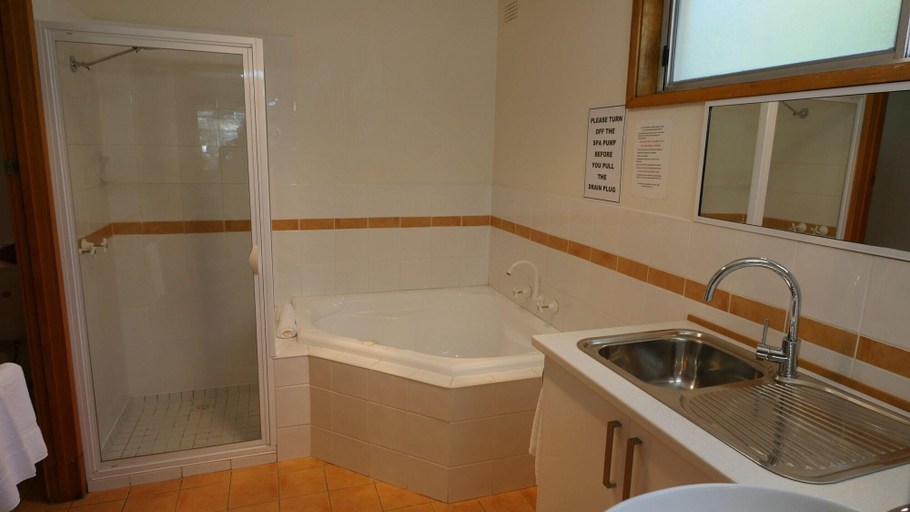 Bathroom 4, Adina Lodge Holiday Apartments, Alpine - East