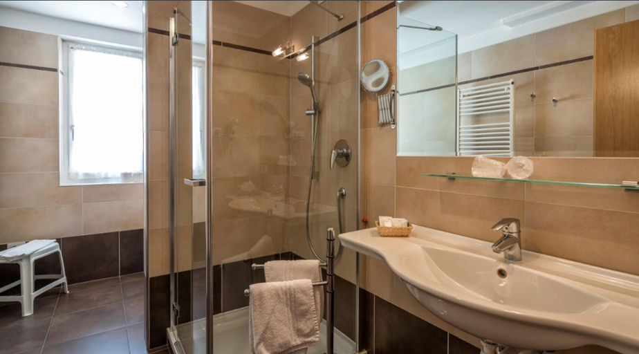 Bathroom 3, Hotel Weingarten, Bolzano
