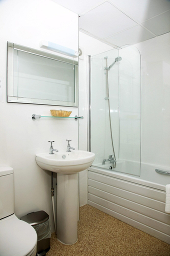 Bathroom 4, The Columbia, Northamptonshire