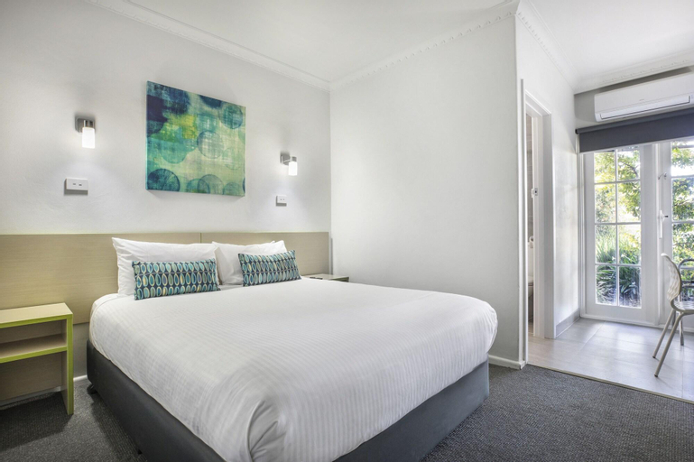 Nightcap at Skyways Hotel, Moonee Valley - West