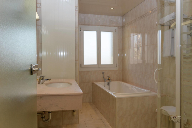 Bathroom 5, De la Cloche, Marne