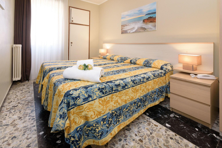 Bedroom 3, Hotel La Marina, Imperia
