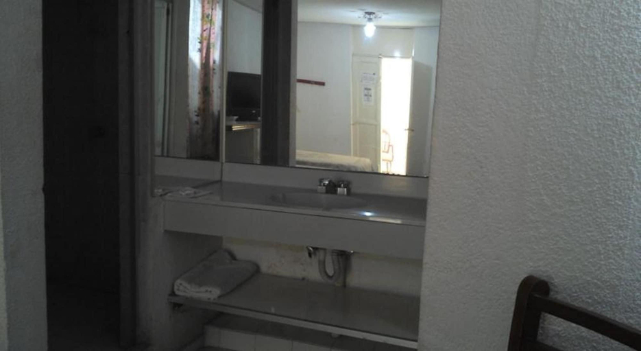 Bathroom 5, Hotel Morales Inn, Mazatlán