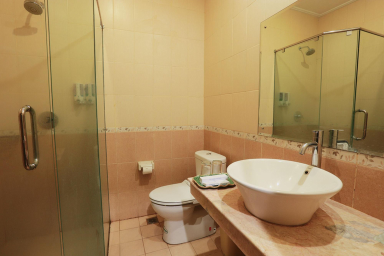 Bathroom, Hotel Intansari, Denpasar