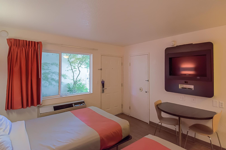 Bedroom 4, Motel 6-Red Bluff, CA, Tehama