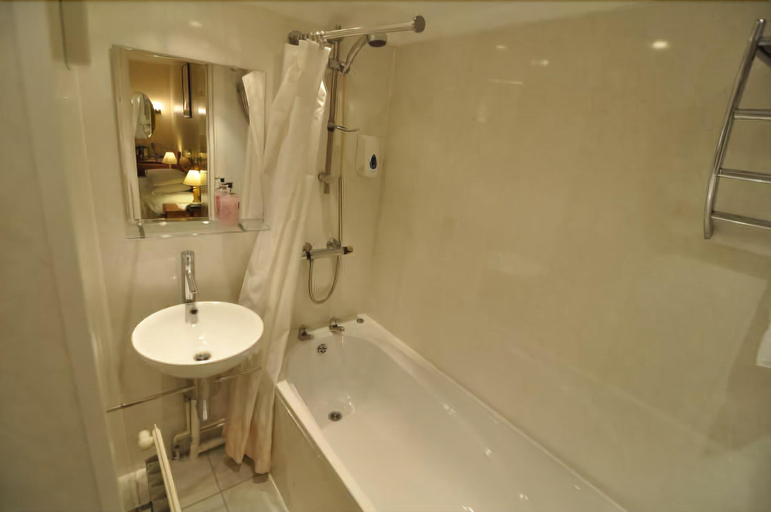 Bathroom 3, The Roundabout Hotel, Hampshire