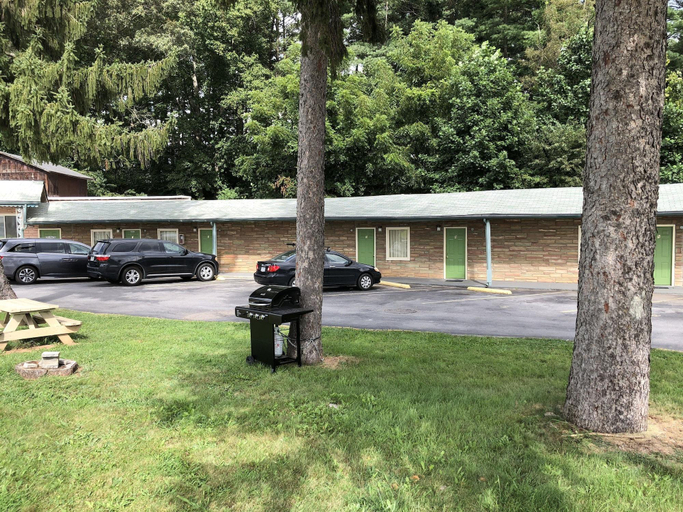 Exterior & Views 2, Whispering Pines Motel, Buncombe