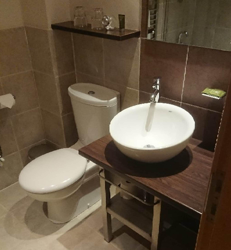 Bathroom 4, Albert Hotel, Orkney Islands