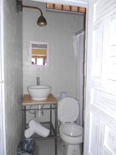 Bathroom 3, Hotel Parrokia, Allende
