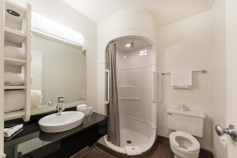 Bathroom 4, Motel 6-Del Rio, TX, Val Verde