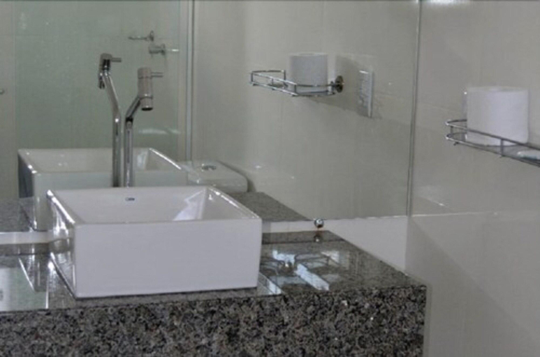 Bathroom, Escarpas do Lago Hotel, Capitólio