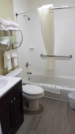 Bathroom 4, DuPont Suites, Jefferson
