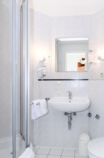 Bathroom 4, Kurhotel Sassnitz, Vorpommern-Rügen