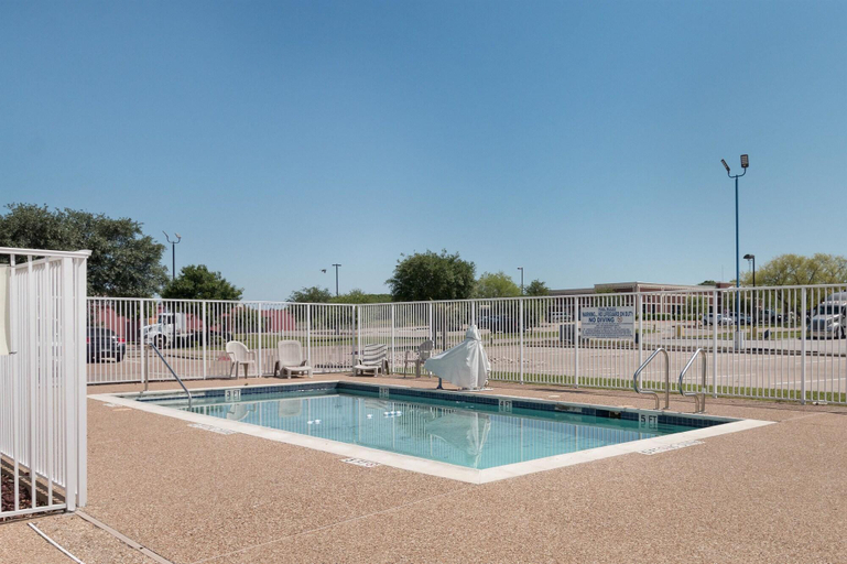 Sport & Beauty 2, Motel 6-Hillsboro, TX, Hill
