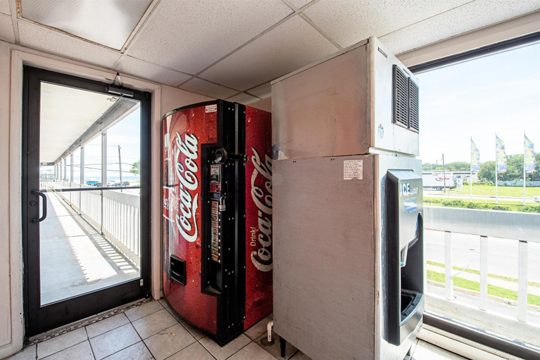 Public Area 2, Motel 6 Norfolk Oceanview, Norfolk