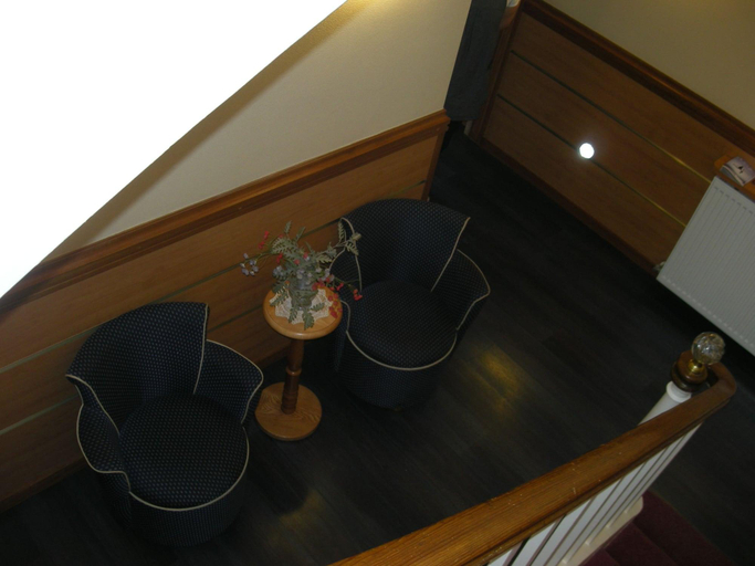 Public Area 2, De la Renaissance, Manche