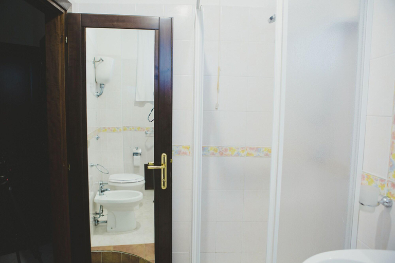 Bathroom 5, B&B Villa Grazia, Sassari