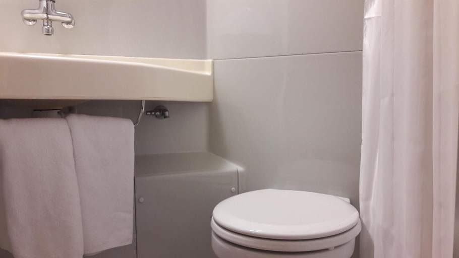 Bathroom 5, FASTHOTEL Reims Est - Taissy, Marne