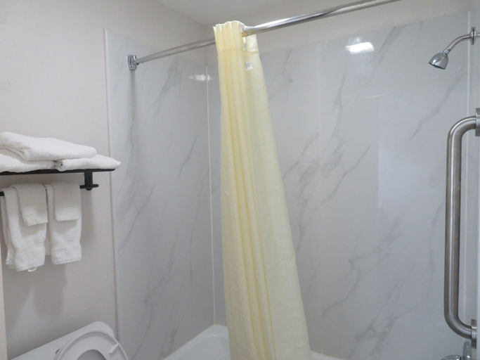 Bathroom 4, Super 8 Motel - Houston/Astrodome/World Area, Houston