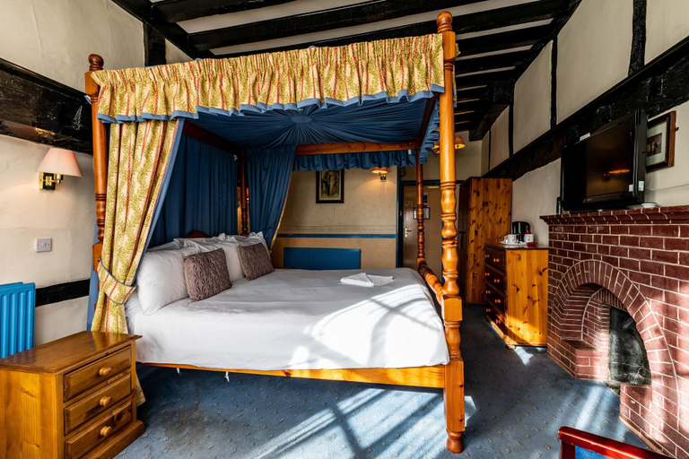 Bedroom 3, George Hotel, Wiltshire