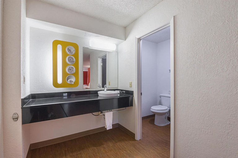Bathroom 4, Motel 6 Boerne, TX, Kendall