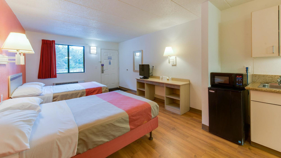 Bedroom 3, Travelodge by Wyndham Norfolk Airport, Norfolk