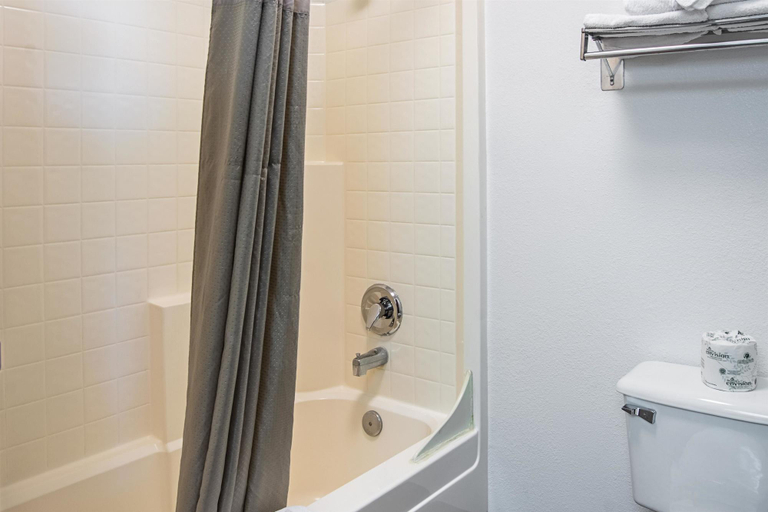 Bathroom 4, Motel 6 Newport OR, Lincoln