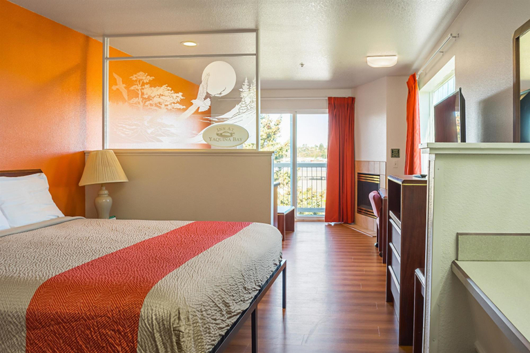 Bedroom 2, Motel 6 Newport OR, Lincoln