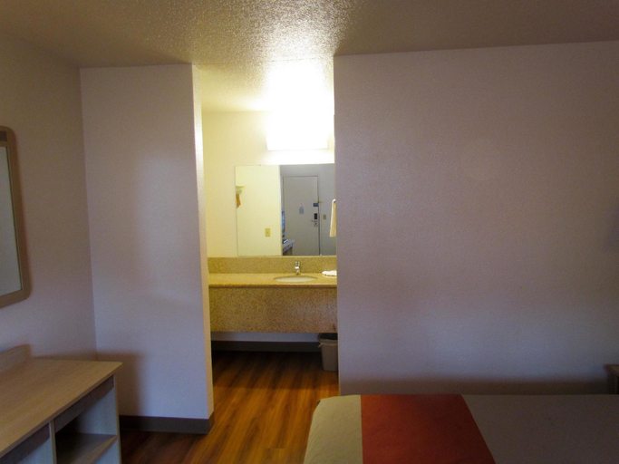 Others 5, Motel 6 Vancouver, Clark