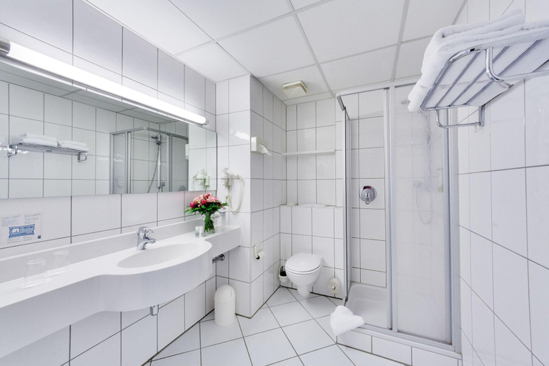 Bathroom 4, Trans World Hotel Columbus, Offenbach