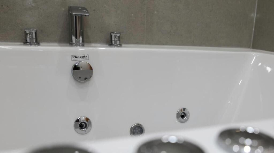 Bathroom 4, Queens Court Hotel, Devon