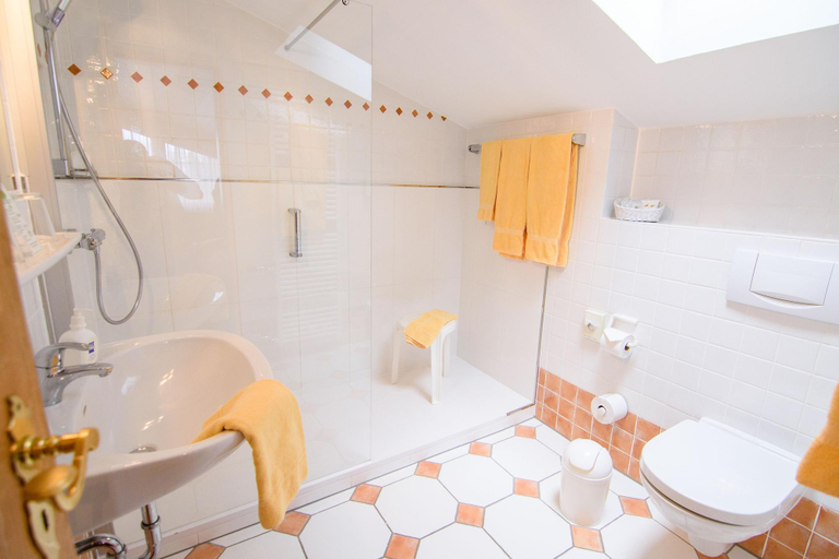 Bathroom 3, Zum Hohen Eimberg, Waldeck-Frankenberg