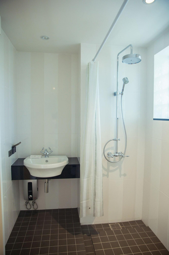 Bathroom 5, Xinlor House, Phuket Island
