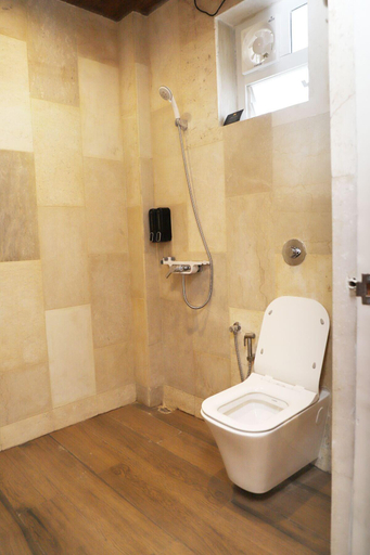 Bathroom 5, Millennium Park, Satara
