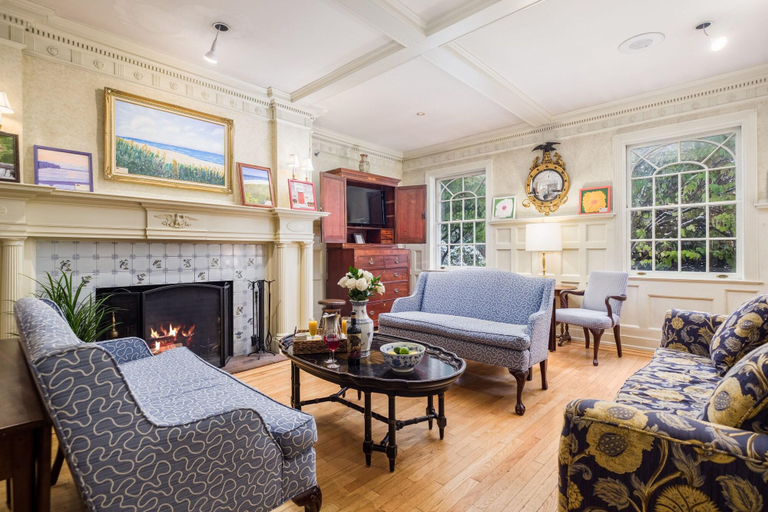 Public Area, Simsbury 1820 House, Hartford