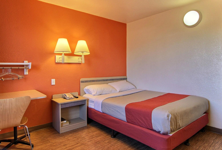 Bedroom 3, Motel 6 Bismarck, Burleigh