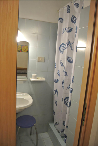 Bathroom 5, Hotel Major, Genova