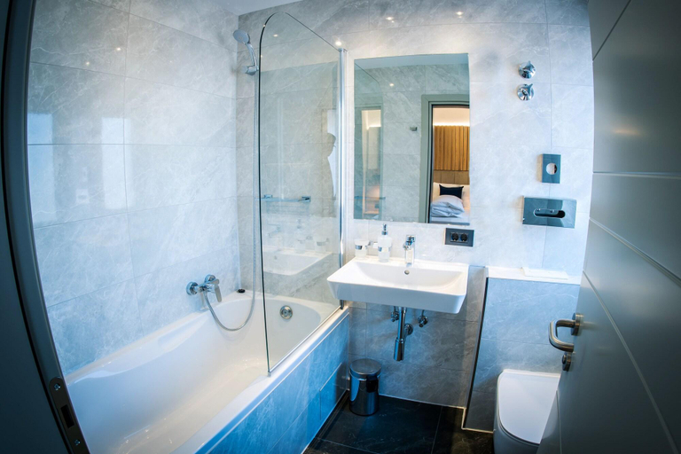 Bathroom 5, Hotel Wilder Mann, Nürnberger Land