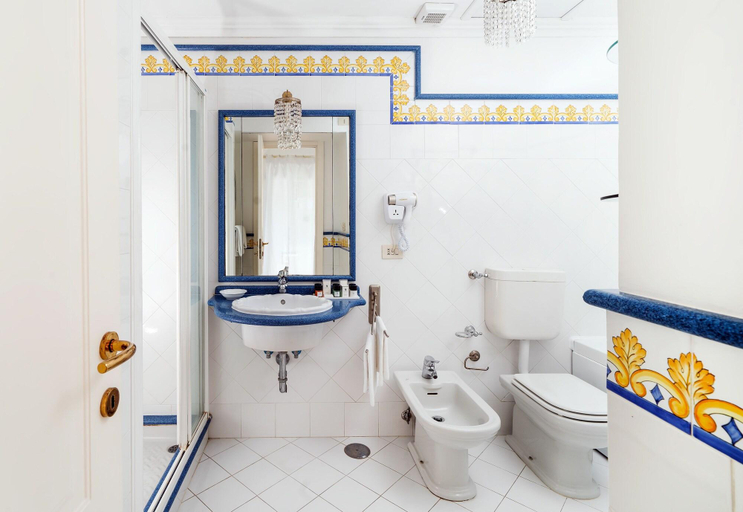 Bathroom 4, Sina Flora, Napoli