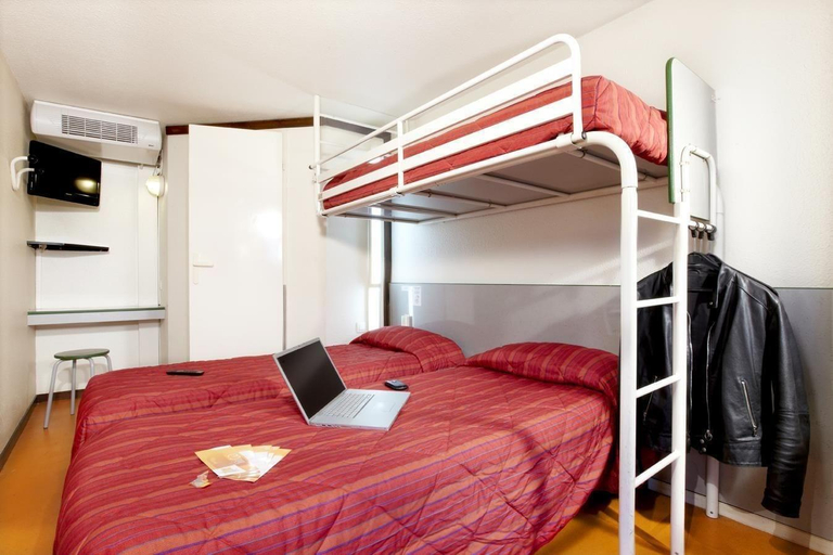 Bedroom 3, Premiere Classe Saint Quentin En Yvelines Elancour, Yvelines