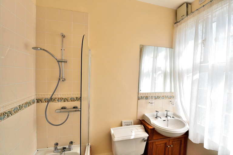 Bathroom 4, Queens Court Hotel, Devon